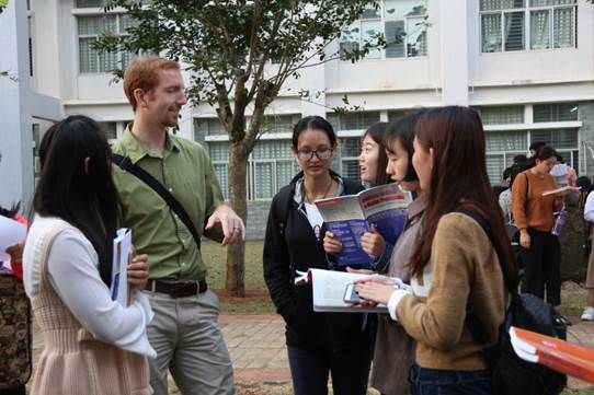 说明: H:\招生\2020年招生\招生宣传\二级学院宣传材料\2020年外国语学院招生宣传材料报送\2020招生宣传相片\课后与外交交流.JPG